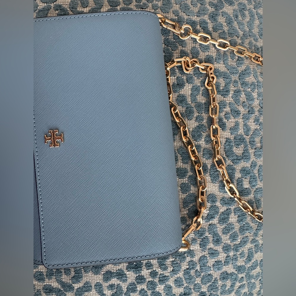 Tory Burch blue crossbody

Great condition, only used a few times